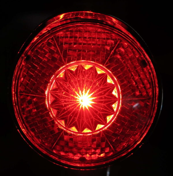 Zadní LED světlo s kulatou, červenou čočkou